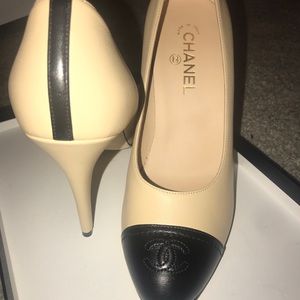Chanel beige and black leather pumps